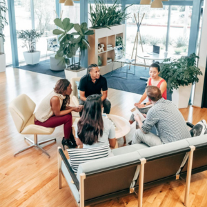 Discussion entre amis dans un espace culturel