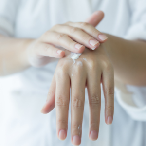 Séance d'hydratation des mains